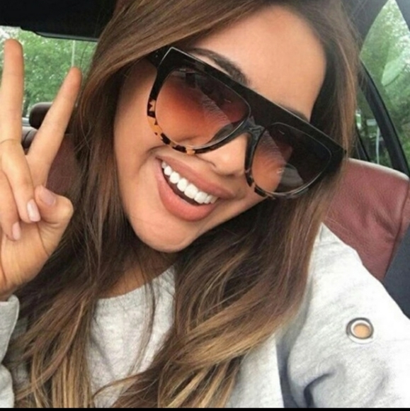 ☘️WOMEN'S  LUXURY LEOPARD TRENDY SUNGLASSES☘ - Picture 2 of 3